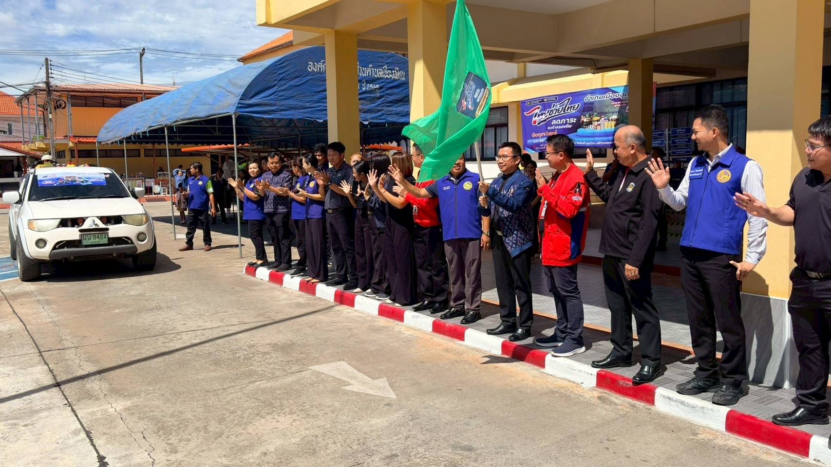พิธีเปิดกิจกรรม (Kick-off) การจำหน่ายสินค้า "ไทยช่วยไทย ลดภาระค่าครองชีพ ผ่านเครือข่ายรถพุ่มพวง"