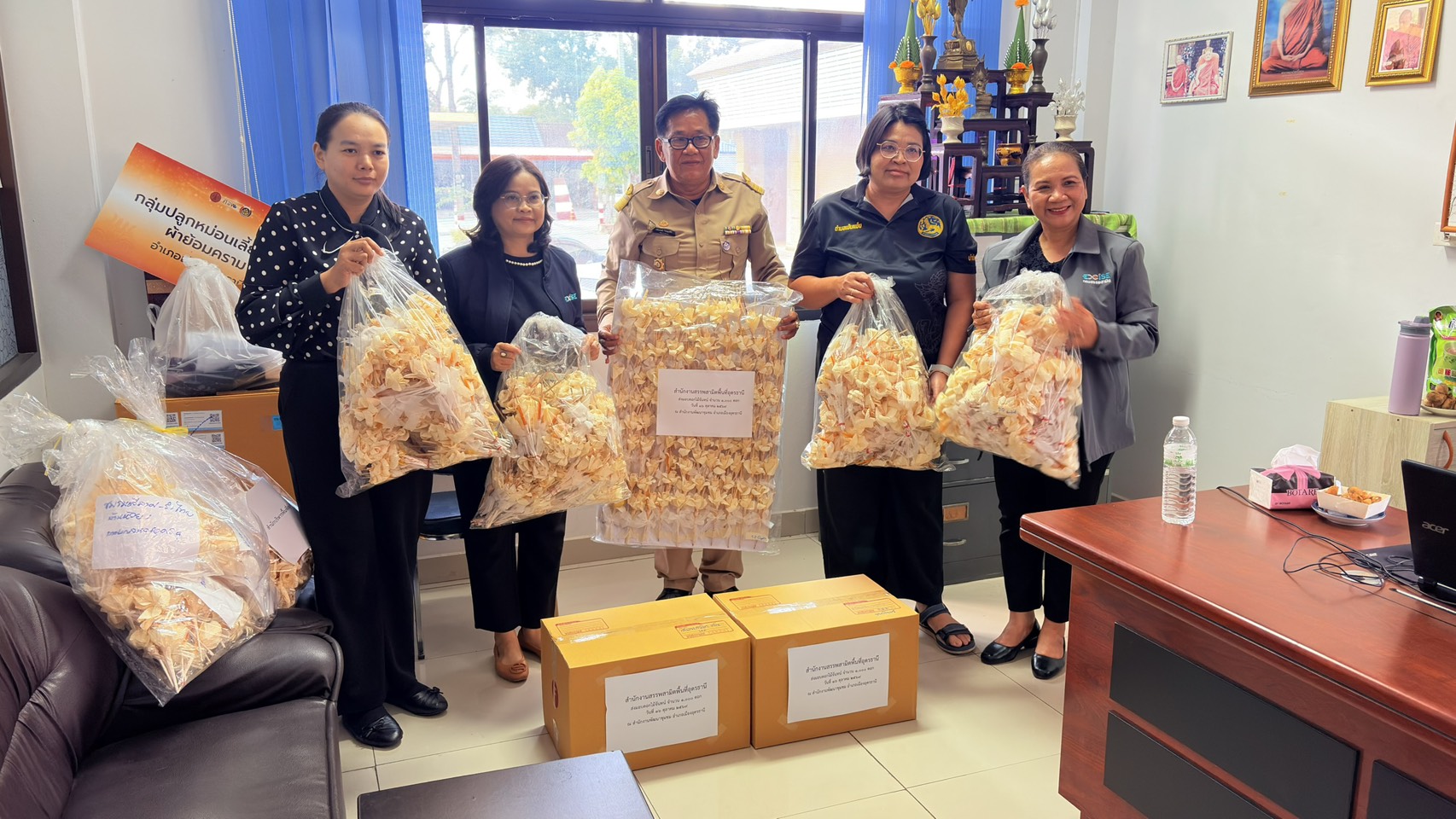 สำนักงานสรรพสามิตพื้นที่อุดรธานีมอบดอกไม้จันทน์ เพื่อร่วมแสดงความอาลัยและน้อมถวายความอาลัยในพระราชพิธีถวายพระเพลิงพระบรมศพ